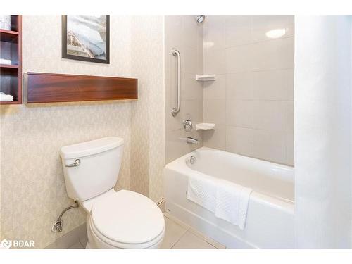 410-285 Steamship Bay Road, Gravenhurst, ON - Indoor Photo Showing Bathroom