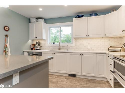 7830 County Rd 169, Washago, ON - Indoor Photo Showing Kitchen With Upgraded Kitchen