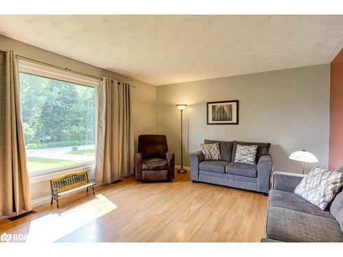 112 Greenfield Drive, Meaford, ON - Indoor Photo Showing Living Room