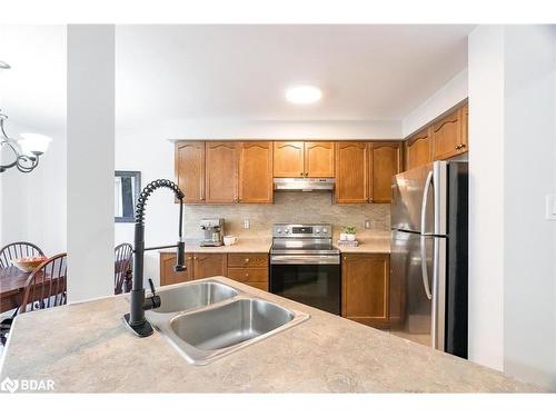 75 Maplewood Drive, Angus, ON - Indoor Photo Showing Kitchen With Double Sink