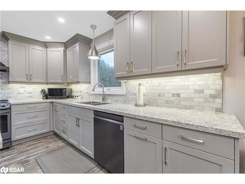 5617 7 Line N, Oro-Medonte, ON - Indoor Photo Showing Kitchen With Double Sink With Upgraded Kitchen