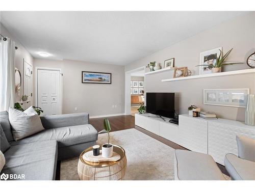 35 Parkway Avenue, Nobel, ON - Indoor Photo Showing Living Room