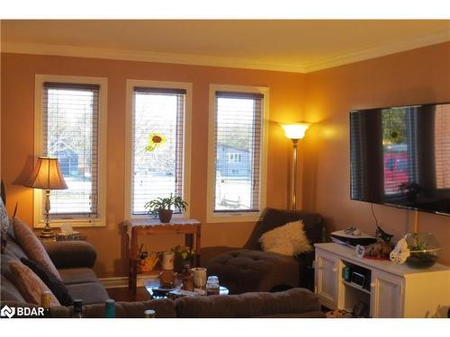 4 Campbell Avenue, Oro-Medonte, ON - Indoor Photo Showing Living Room