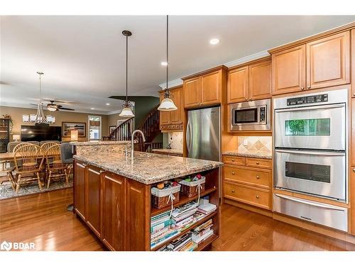 35 Reillys Run, Minesing, ON - Indoor Photo Showing Kitchen With Upgraded Kitchen
