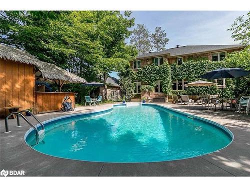 35 Reillys Run, Minesing, ON - Outdoor With In Ground Pool With Backyard