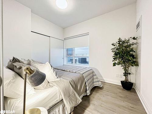 1105-58 Lakeside Terrace, Barrie, ON - Indoor Photo Showing Bedroom