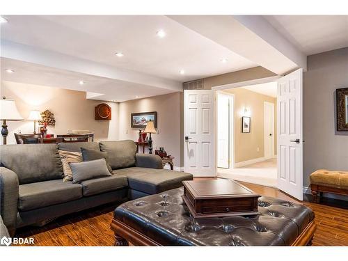 20 Prince William Way, Barrie, ON - Indoor Photo Showing Living Room