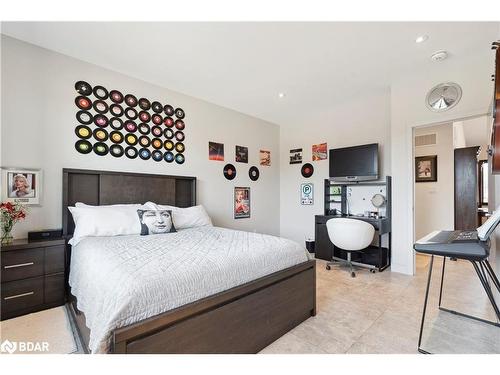118 Vancouver Street, Barrie, ON - Indoor Photo Showing Bedroom