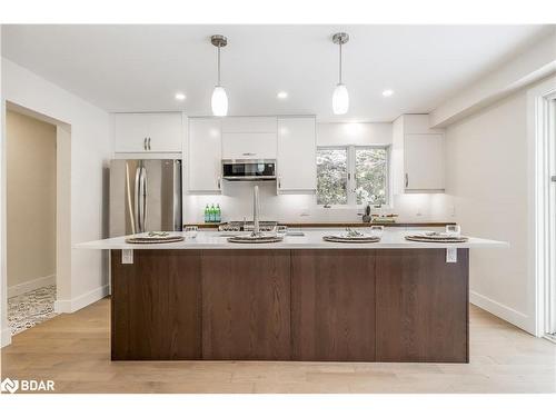 16 Garrett Crescent, Barrie, ON - Indoor Photo Showing Kitchen With Upgraded Kitchen
