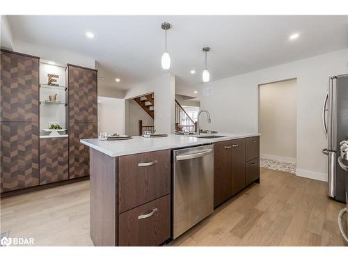 16 Garrett Crescent, Barrie, ON - Indoor Photo Showing Kitchen With Upgraded Kitchen