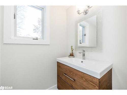 16 Garrett Crescent, Barrie, ON - Indoor Photo Showing Bathroom