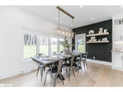7 Cleveland Court, Oro-Medonte, ON - Indoor Photo Showing Dining Room