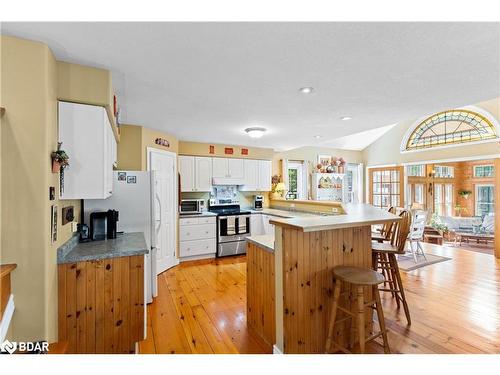 26 Paddy Dunn'S Circle, Springwater, ON - Indoor Photo Showing Kitchen