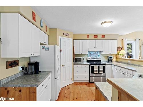 26 Paddy Dunn'S Circle, Springwater, ON - Indoor Photo Showing Kitchen