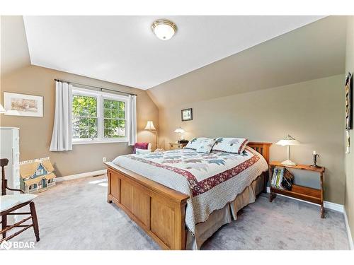 26 Paddy Dunn'S Circle, Springwater, ON - Indoor Photo Showing Bedroom
