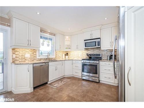 26 Roth Street, Angus, ON - Indoor Photo Showing Kitchen With Upgraded Kitchen