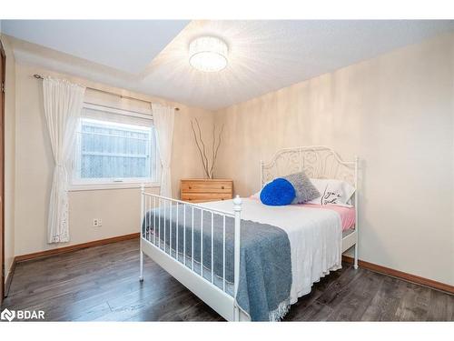 26 Roth Street, Angus, ON - Indoor Photo Showing Bedroom
