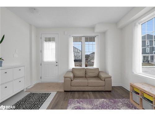 4 Courtland Way, Wasaga Beach, ON - Indoor Photo Showing Living Room