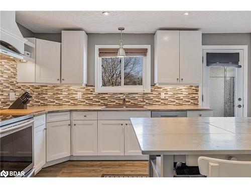 104 Bass Line, Oro-Medonte, ON - Indoor Photo Showing Kitchen With Double Sink