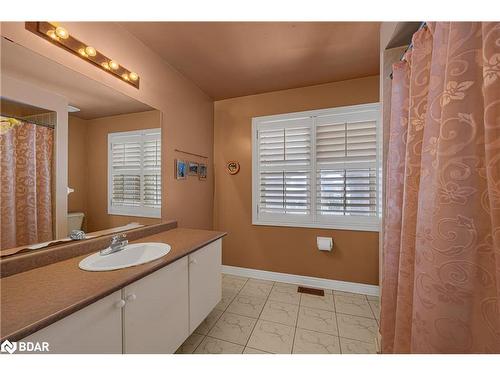 26 Jewel House Lane, Barrie, ON - Indoor Photo Showing Bathroom
