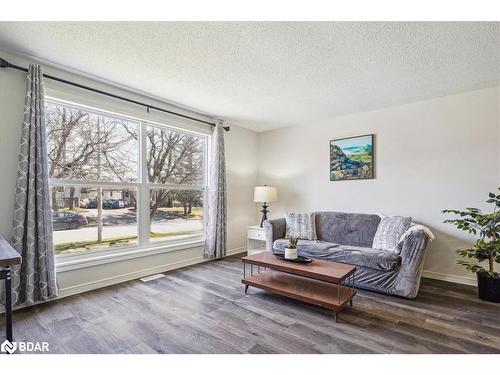 10 Calcott Court, Thorold, ON - Indoor Photo Showing Living Room