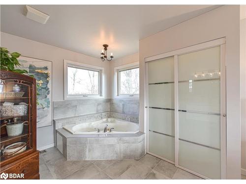 36 Crompton Drive, Barrie, ON - Indoor Photo Showing Bathroom