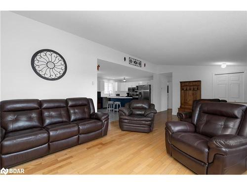 6 Evan Avenue, Glencairn, ON - Indoor Photo Showing Living Room