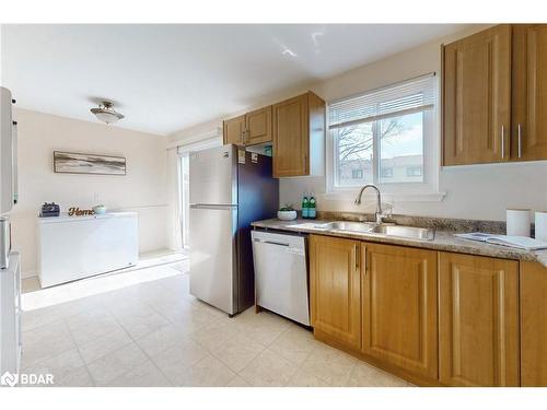 77-77 Guildford Crescent, Brampton, ON - Indoor Photo Showing Kitchen With Double Sink