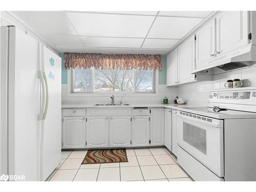 37 Varden Avenue, Barrie, ON - Indoor Photo Showing Kitchen