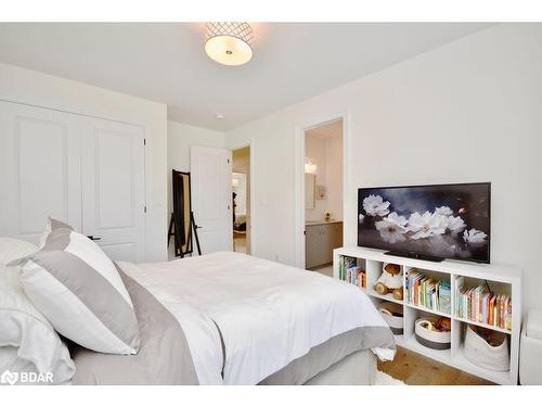 71 Redmond Crescent, Springwater, ON - Indoor Photo Showing Bedroom
