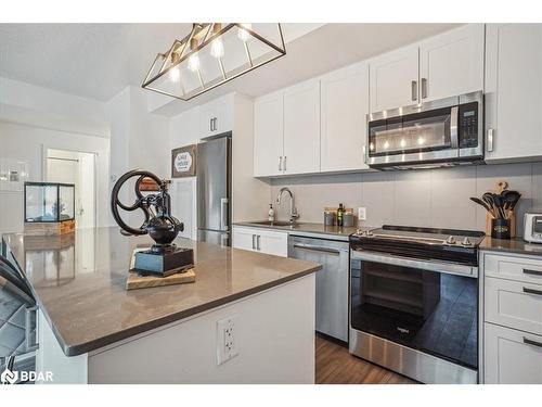 232-681 Yonge Street, Barrie, ON - Indoor Photo Showing Kitchen With Upgraded Kitchen