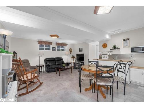 139 Goldfinch Crescent, Tiny, ON - Indoor Photo Showing Living Room