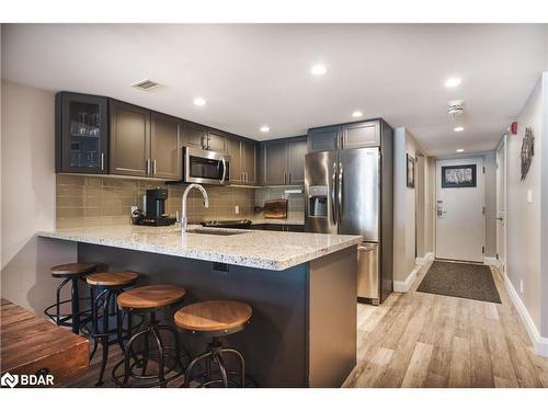 305-80 Horseshoe Boulevard, Oro-Medonte, ON - Indoor Photo Showing Kitchen With Upgraded Kitchen