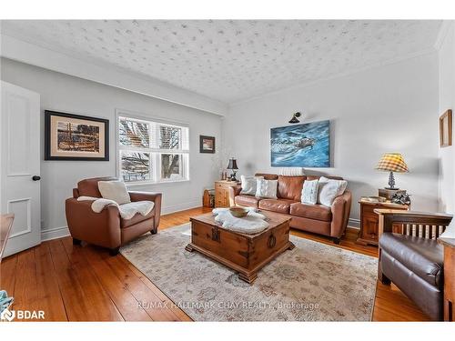 2500 Brown Line, Cavan-Monaghan, ON - Indoor Photo Showing Living Room
