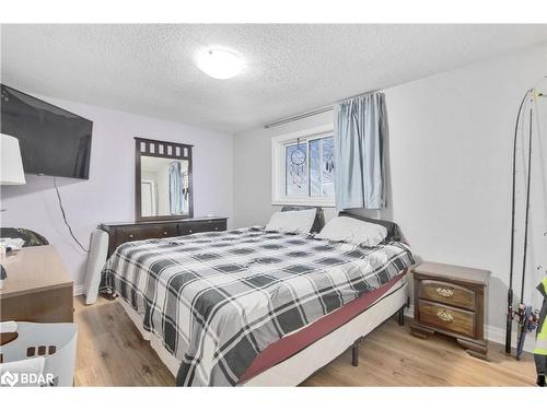 18 Bronte Crescent, Barrie, ON - Indoor Photo Showing Bedroom