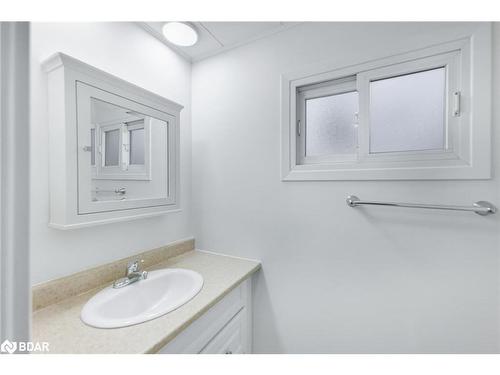 30 Weeping Willow Drive, Innisfil, ON - Indoor Photo Showing Bathroom