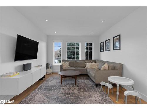 90 Larkin Drive, Barrie, ON - Indoor Photo Showing Living Room