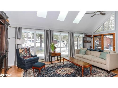 39 Maplecrest Crt Court, Oro-Medonte, ON - Indoor Photo Showing Living Room