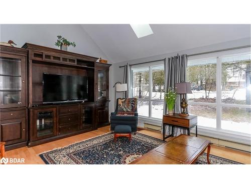 39 Maplecrest Crt Court, Oro-Medonte, ON - Indoor Photo Showing Living Room