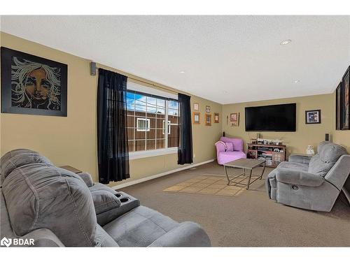 22 Shamrock Crescent, Angus, ON - Indoor Photo Showing Living Room