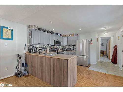 22 Shamrock Crescent, Angus, ON - Indoor Photo Showing Kitchen