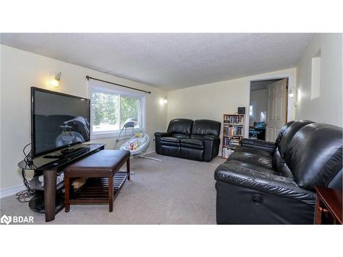 2 Shamrock Crescent, Angus, ON - Indoor Photo Showing Living Room