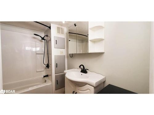 2 Shamrock Crescent, Angus, ON - Indoor Photo Showing Bathroom