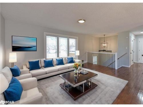 352 Homewood Avenue, Orillia, ON - Indoor Photo Showing Living Room