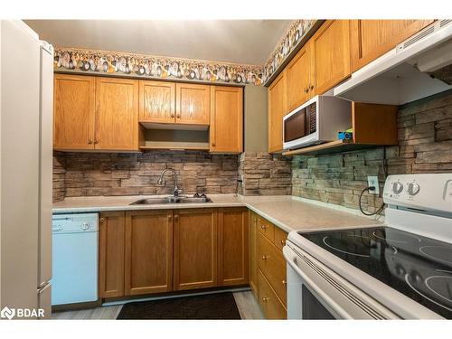 15-286 Cushman Road Road, St. Catharines, ON - Indoor Photo Showing Kitchen With Double Sink