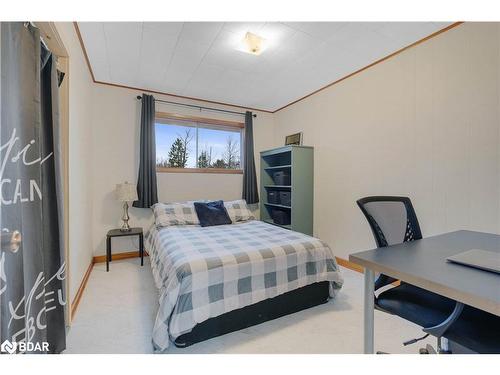 692 Forest Lake Road, Sundridge, ON - Indoor Photo Showing Bedroom