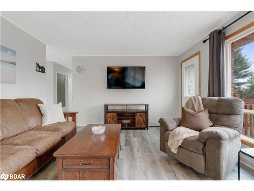 692 Forest Lake Road, Sundridge, ON - Indoor Photo Showing Living Room