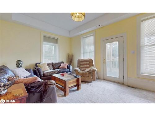 98 Church Street, Bowmanville, ON - Indoor Photo Showing Living Room