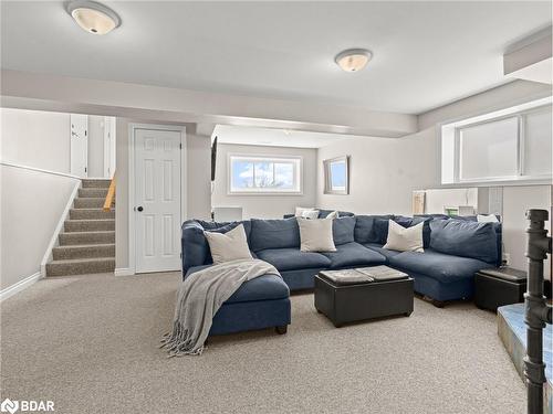 6 Lakewoods Court, Barrie, ON - Indoor Photo Showing Living Room
