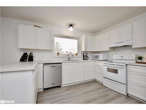 222 Christopher Street, Stayner, ON - Indoor Photo Showing Kitchen